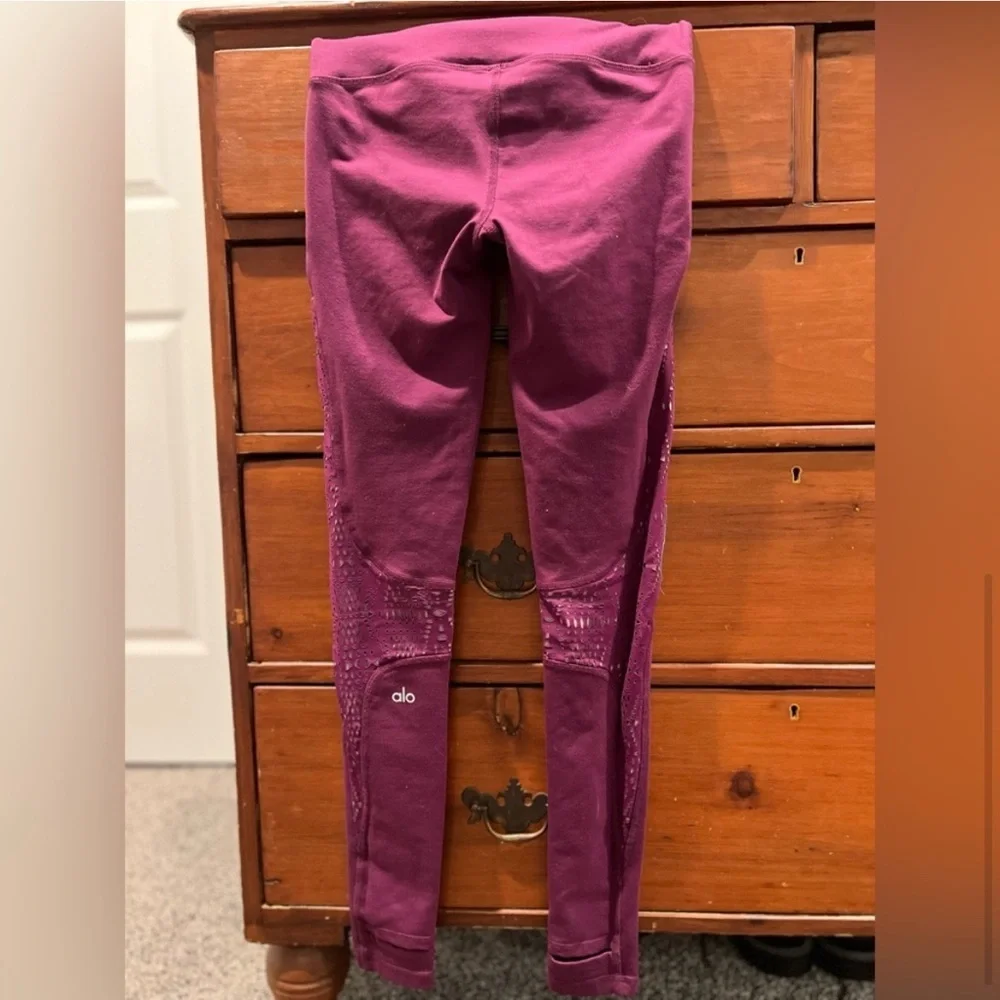 🏷️ALO Yoga West Coast Eyelet Leggings Size XS